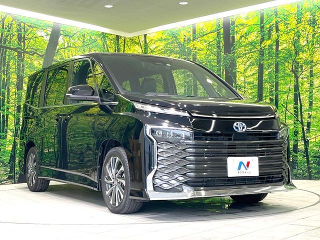 TOYOTA VOXY HYBRID 2022
