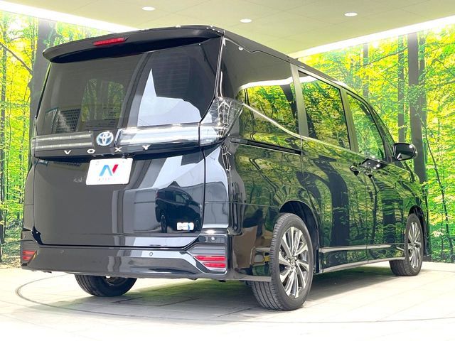 TOYOTA VOXY HYBRID 2022