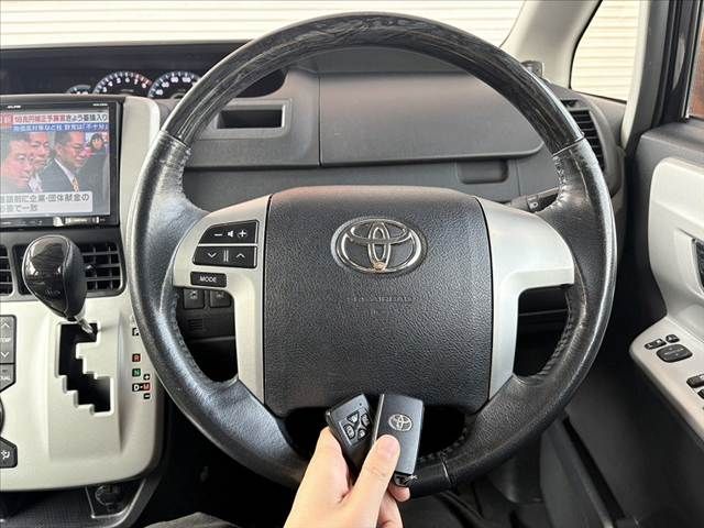 TOYOTA NOAH 2013