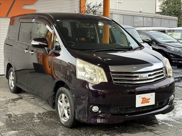 TOYOTA NOAH 2013