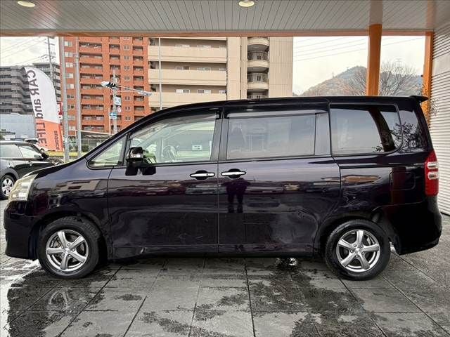 TOYOTA NOAH 2013