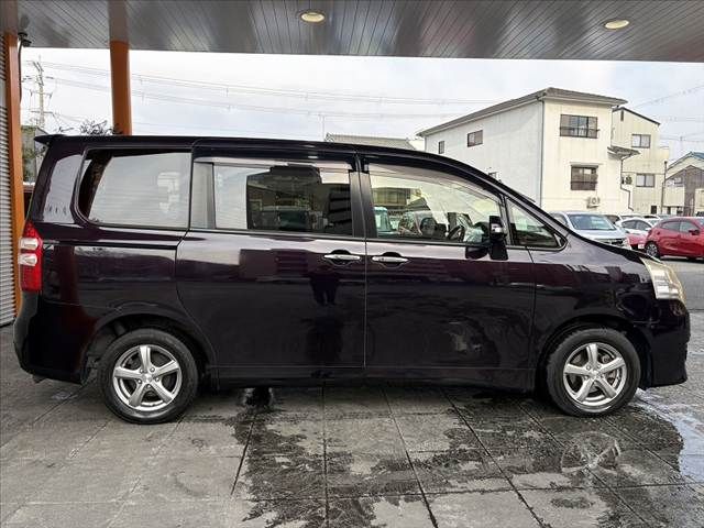 TOYOTA NOAH 2013