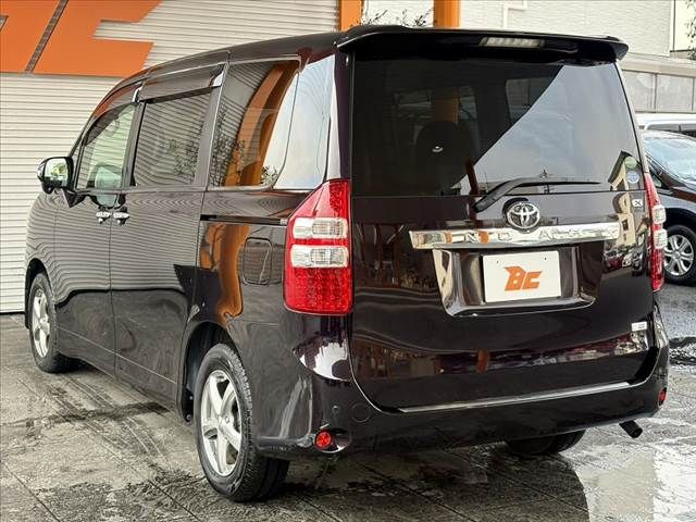 TOYOTA NOAH 2013
