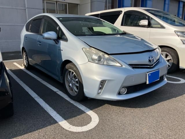 TOYOTA PRIUS Alpha 2012