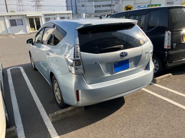 TOYOTA PRIUS Alpha 2012