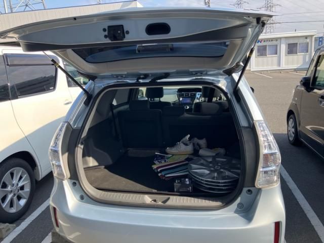 TOYOTA PRIUS Alpha 2012