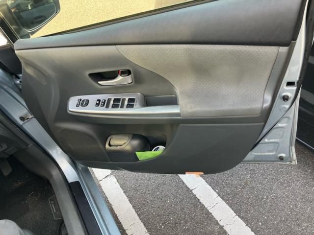 TOYOTA PRIUS Alpha 2012