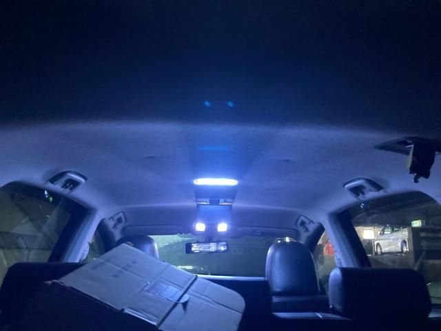 TOYOTA PRIUS Alpha 2011