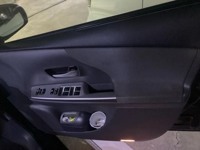 TOYOTA PRIUS Alpha 2011