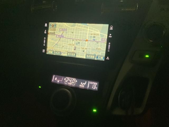 TOYOTA PRIUS Alpha 2011