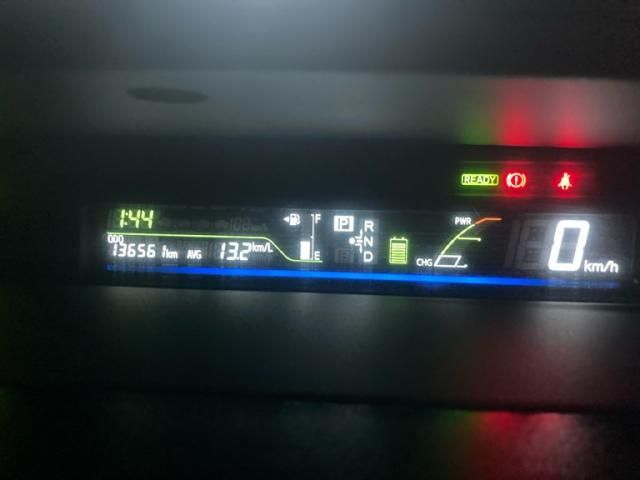 TOYOTA PRIUS Alpha 2011