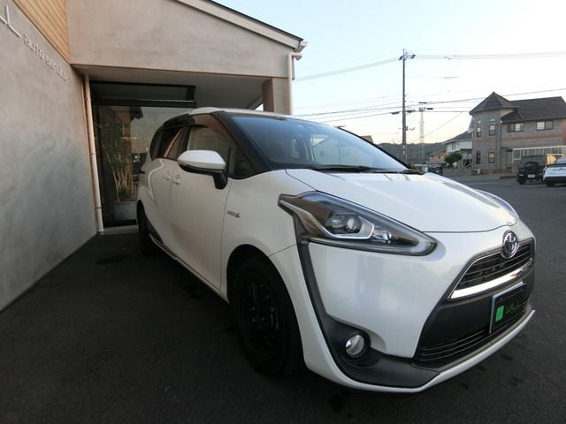 TOYOTA SIENTA HYBRID 2018