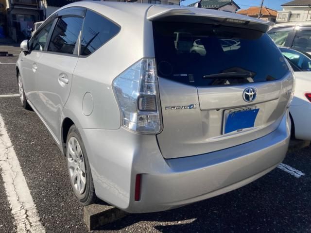 TOYOTA PRIUS Alpha 2011