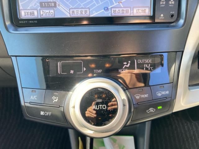 TOYOTA PRIUS Alpha 2011