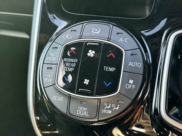 TOYOTA VOXY HYBRID 2021