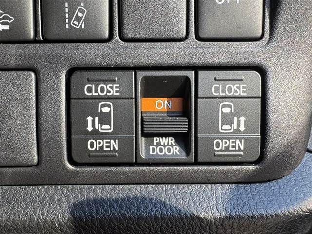 TOYOTA VOXY HYBRID 2021