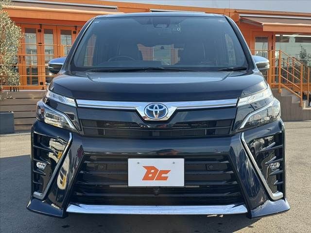 TOYOTA VOXY HYBRID 2021
