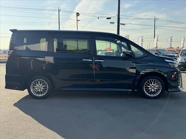 TOYOTA VOXY HYBRID 2021