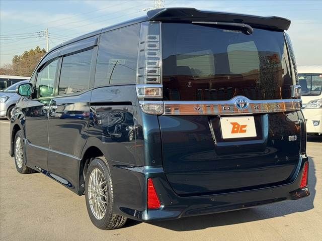 TOYOTA VOXY HYBRID 2021