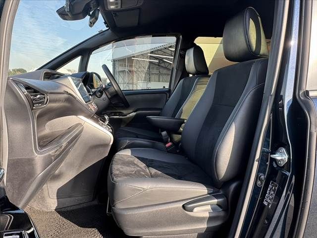 TOYOTA VOXY HYBRID 2021