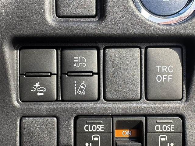 TOYOTA VOXY HYBRID 2021