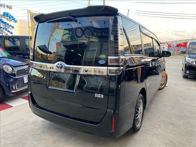 TOYOTA VOXY HYBRID 2018