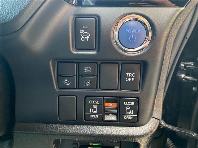 TOYOTA VOXY HYBRID 2018