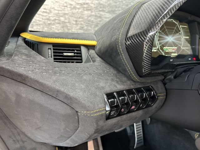 LAMBORGHINI LAMBORGHINI Aventador 2022