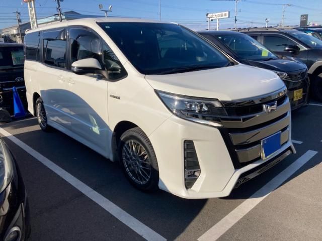 TOYOTA NOAH HYBRID 2017