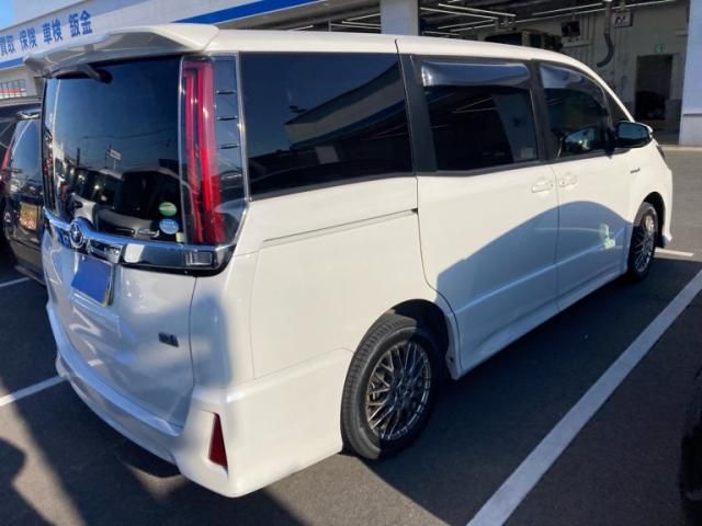 TOYOTA NOAH HYBRID 2017