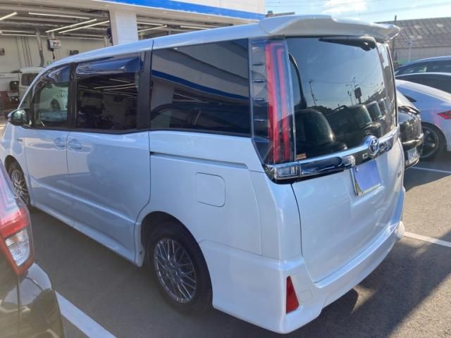 TOYOTA NOAH HYBRID 2017