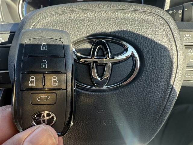 TOYOTA NOAH HYBRID 4WD 2022