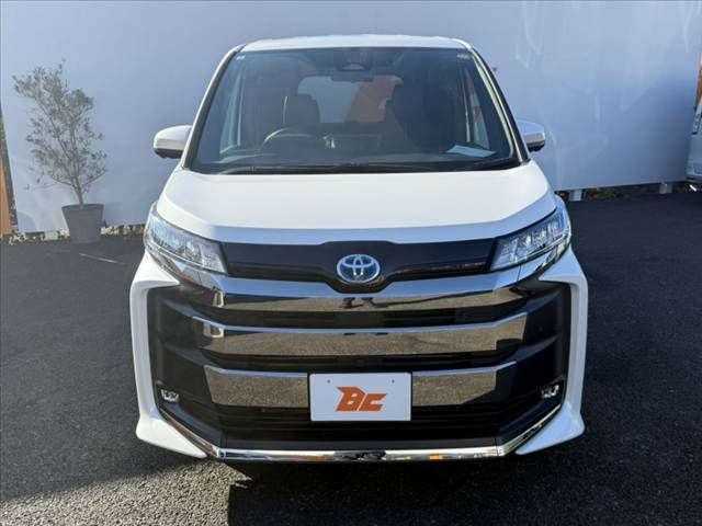 TOYOTA NOAH HYBRID 4WD 2022