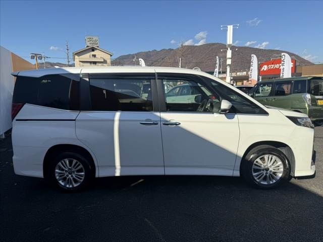 TOYOTA NOAH HYBRID 4WD 2022