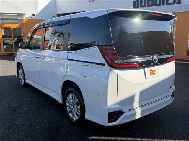 TOYOTA NOAH HYBRID 4WD 2022