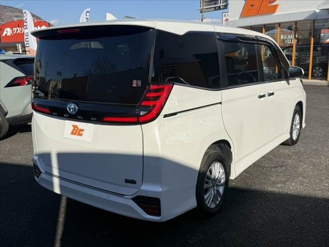 TOYOTA NOAH HYBRID 4WD 2022
