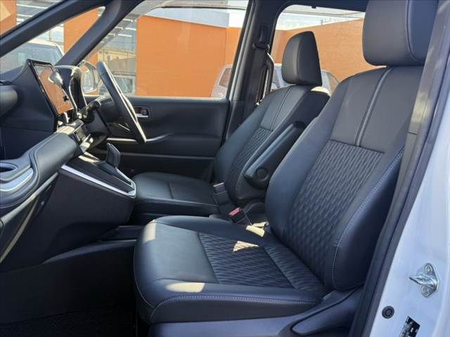 TOYOTA NOAH HYBRID 4WD 2022