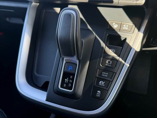 TOYOTA NOAH HYBRID 4WD 2022