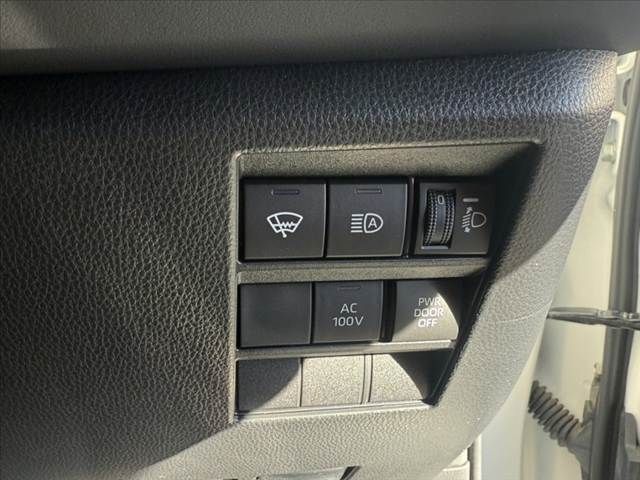 TOYOTA NOAH HYBRID 4WD 2022