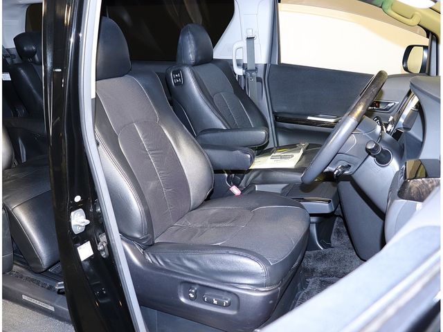 TOYOTA VELLFIRE 2013