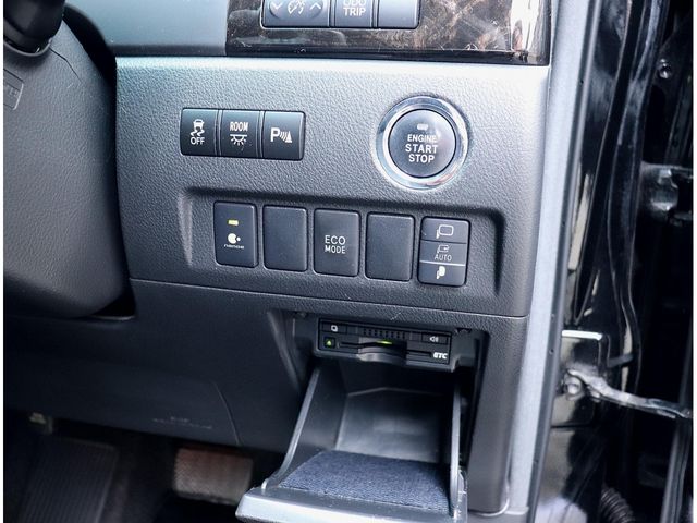 TOYOTA VELLFIRE 2013