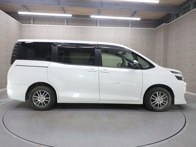 TOYOTA VOXY 2015