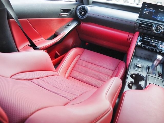 TOYOTA LEXUS IS300h 2024