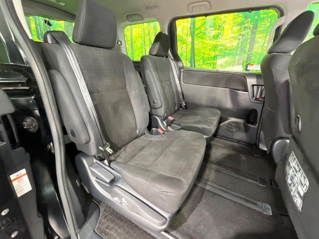 TOYOTA VOXY HYBRID 2015