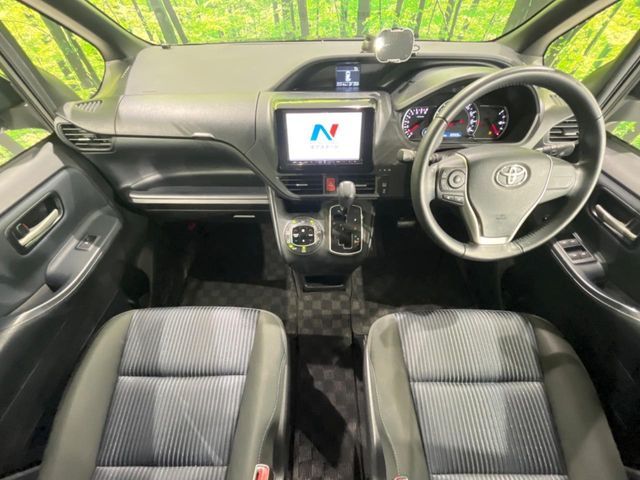 TOYOTA VOXY 4WD 2015