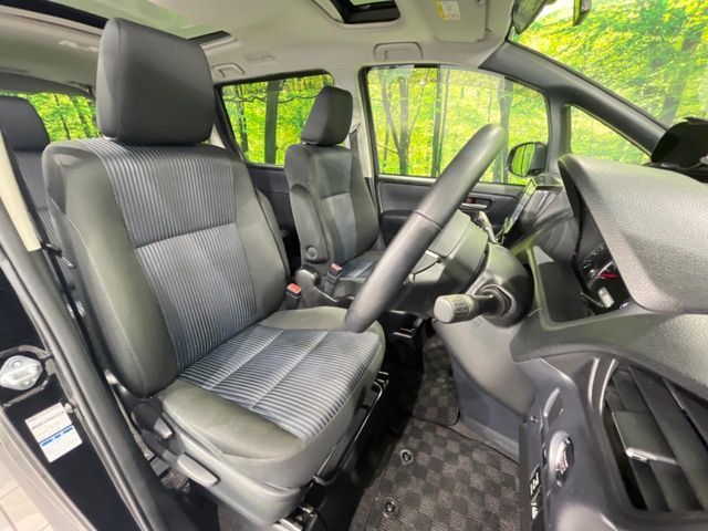 TOYOTA VOXY 4WD 2015