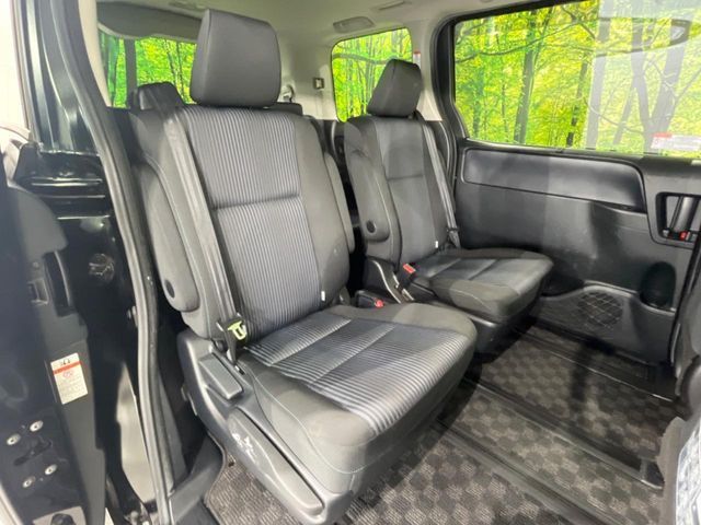 TOYOTA VOXY 4WD 2015