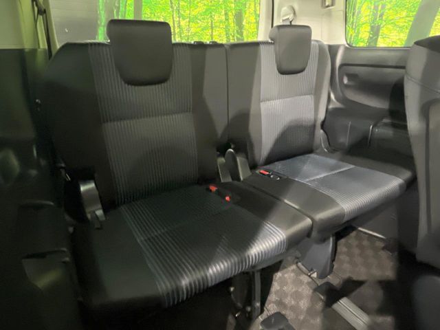 TOYOTA VOXY 4WD 2015