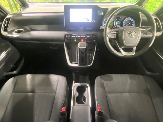 TOYOTA VOXY HYBRID 2022