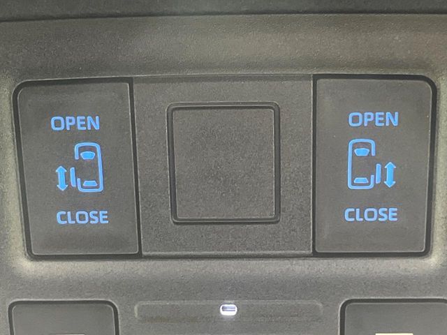 TOYOTA VOXY HYBRID 2022